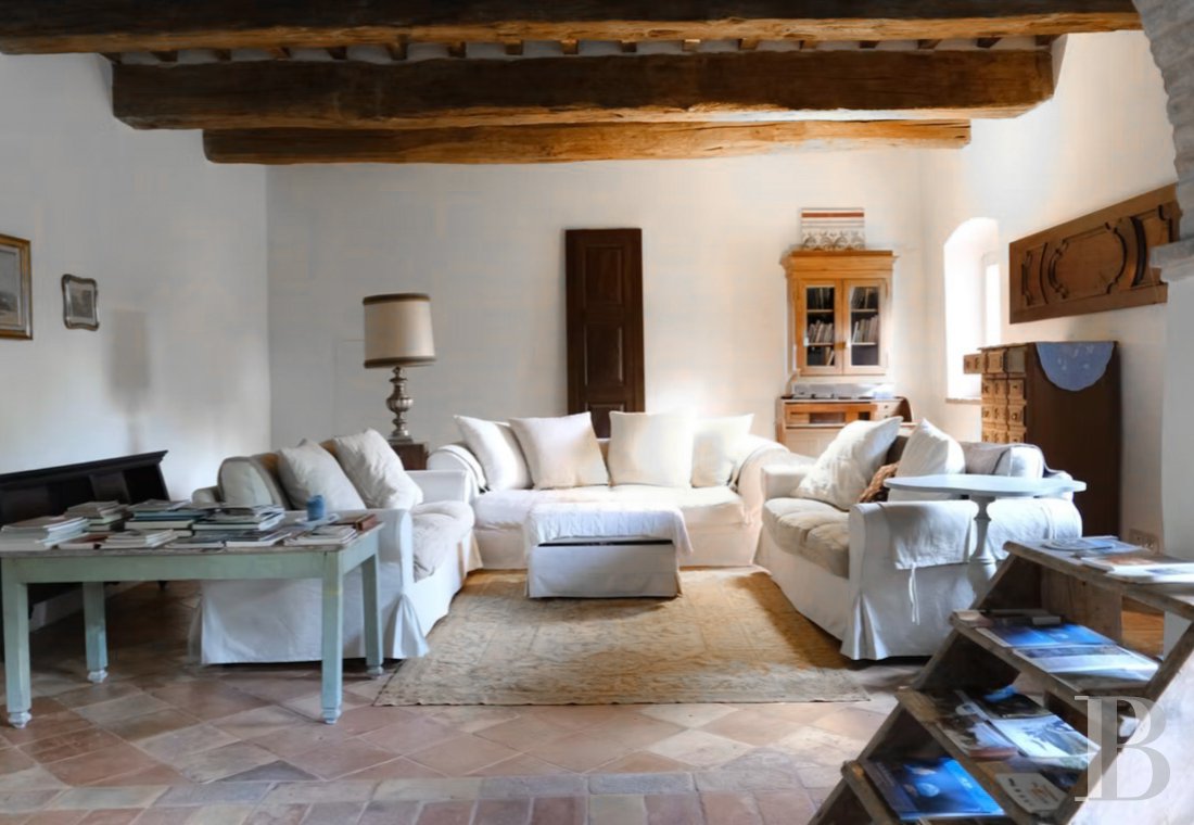 En Italie centrale, dans la région des Marches et à proximité d’Urbino, une ancienne ferme du 15e siècle dominant la campagne - photo  n°7